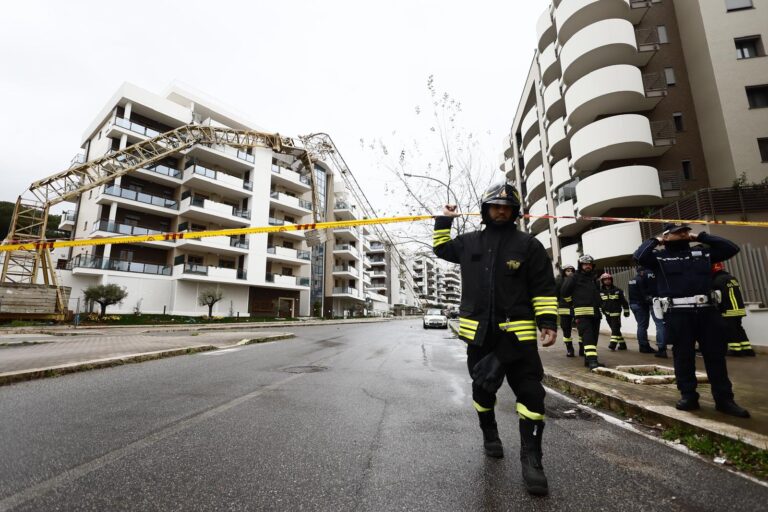 Roma, gru crolla su balcone palazzo e su auto: evacuate tre famiglie
