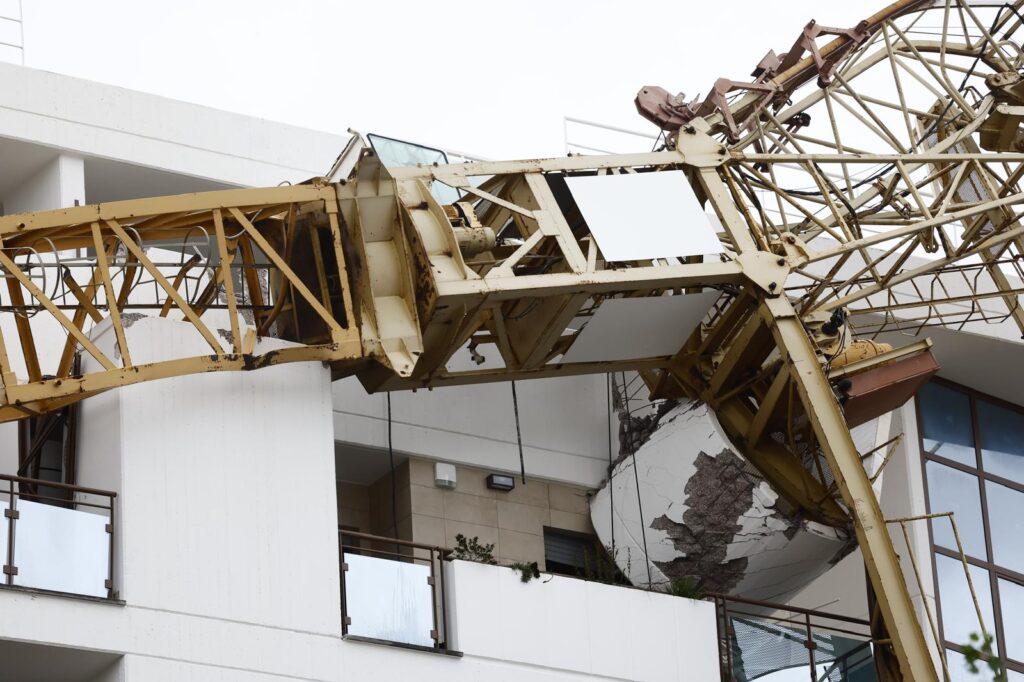 Galleria foto 'Roma, gru crolla su balcone palazzo e su auto: evacuate tre famiglie' - foto 3