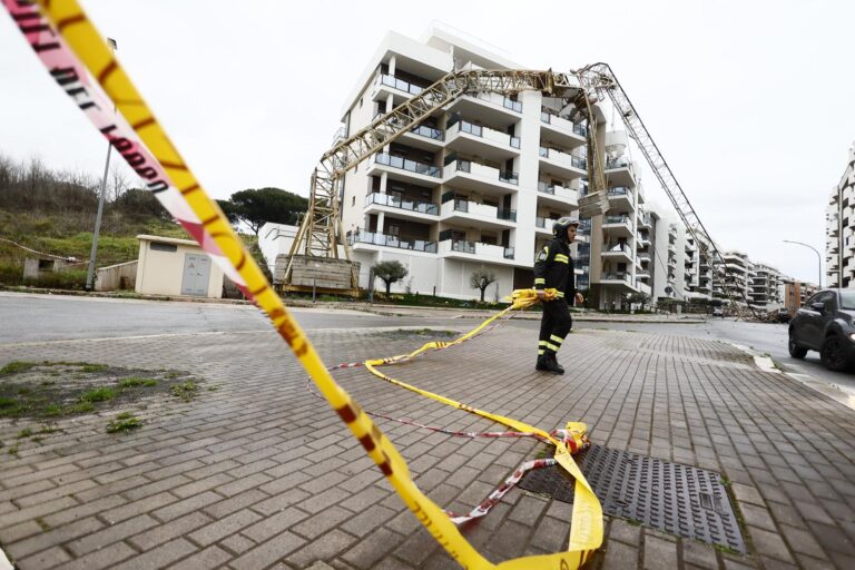Roma, gru crolla su balcone palazzo e su auto: evacuate tre famiglie