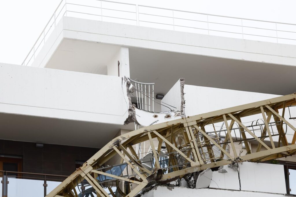 Galleria foto 'Roma, gru crolla su balcone palazzo e su auto: evacuate tre famiglie' - foto 5