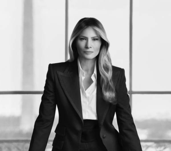 Usa, il ritratto ufficiale di Melania Trump