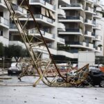 Roma, gru crolla su balcone palazzo e su auto: evacuate tre famiglie