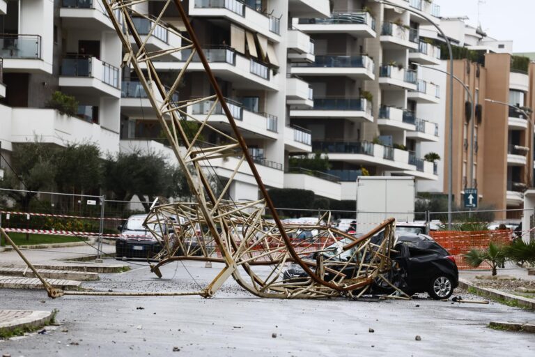Roma, gru crolla su balcone palazzo e su auto: evacuate tre famiglie