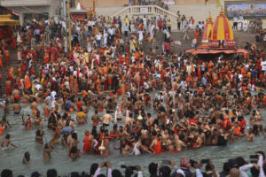 Kumbh Mela: Il Bagno reale Indù sulle rive dei fiumi sacri