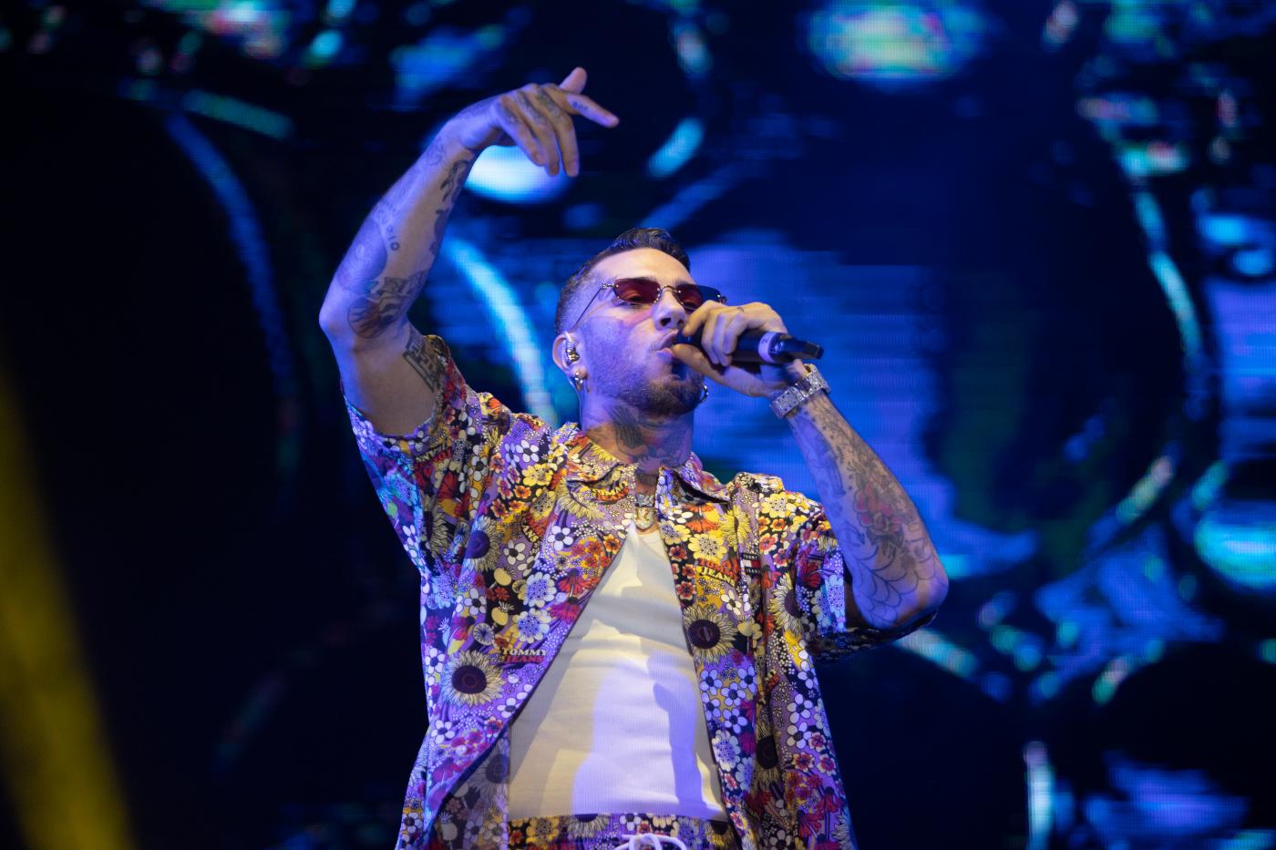Emis Killa indagato, il rapper rinuncia a Sanremo 2025