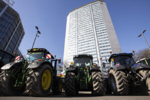 Protesta agricoltori con trattori davanti alla Regione a Milano