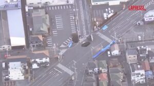 Giappone, voragine in strada vicino a Tokyo: camionista intrappolato sottoterra