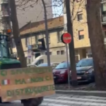 Milano, decine di trattori in strada verso il Palazzo della Regione