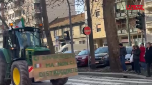 Milano, decine di trattori in strada verso il Palazzo della Regione