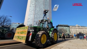 Milano, trattori sotto al Pirellone: un agricoltore spiega la protesta