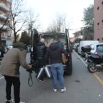 Milano, 16enne partorisce in casa e lascia il feto sul balcone: i carabinieri sul posto