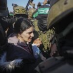 Hamas libera ostaggi Agam Berger, Arbel Yehud e Gadi Mozes: scene di caos a Khan Younis