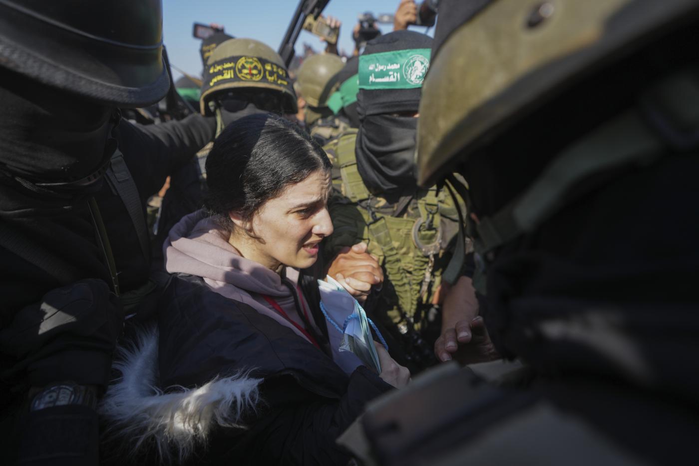 Hamas libera ostaggi Agam Berger, Arbel Yehud e Gadi Mozes: scene di caos a Khan Younis