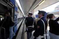 La polizia ferroviaria vigila uno dei punti nevralgici che è la stazione San Pietro dove sono attesi migliaia di persone