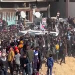 Gaza, Gadi Moses e i cinque ostaggi thailandesi rilasciati da Hamas circondati dalla folla