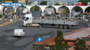 Messina, camionista inverte senso marcia in autostrada per fuggire a posto di blocco