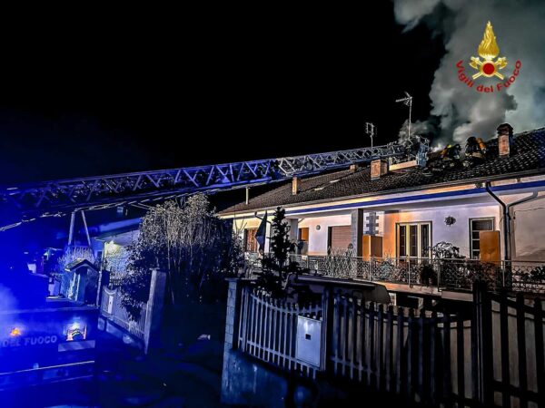 Incendio a Pinerolo, distrutto il tetto di uno stabile