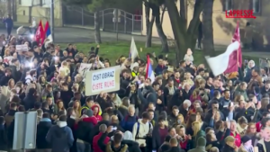 Proteste in Serbia, la marcia di 80 km degli studenti: a piedi da Belgrado a Novi Sad