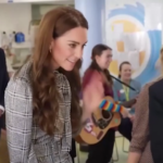 Kate Middleton e l’abito riciclato, la principessa in visita ai bambini malati con vestito di Zara
