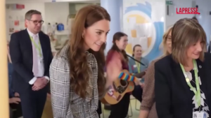 Kate Middleton e l’abito riciclato, la principessa in visita ai bambini malati con vestito di Zara