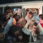 Gaza, detenuti palestinesi rilasciati accolti dalla folla a Khan Younis