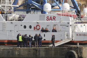 scafista - Guardia costiera italiana al trasferimento dei migranti dai centri di elaborazione delle richieste di asilo in Albania verso l'Italia