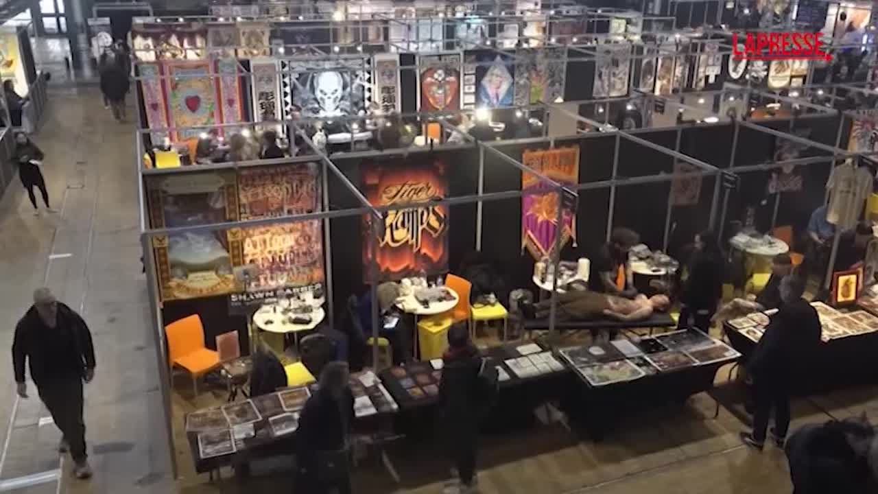 Parigi, migliaia di appassionati a una delle tattoo convention più grandi del mondo