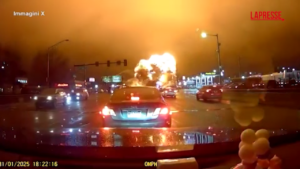 Philadelphia, il momento dello schianto dell’aereo medico ripreso da una dashcam