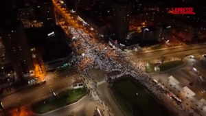 Serbia, il corteo di studenti in protesta arriva a Novi Sad