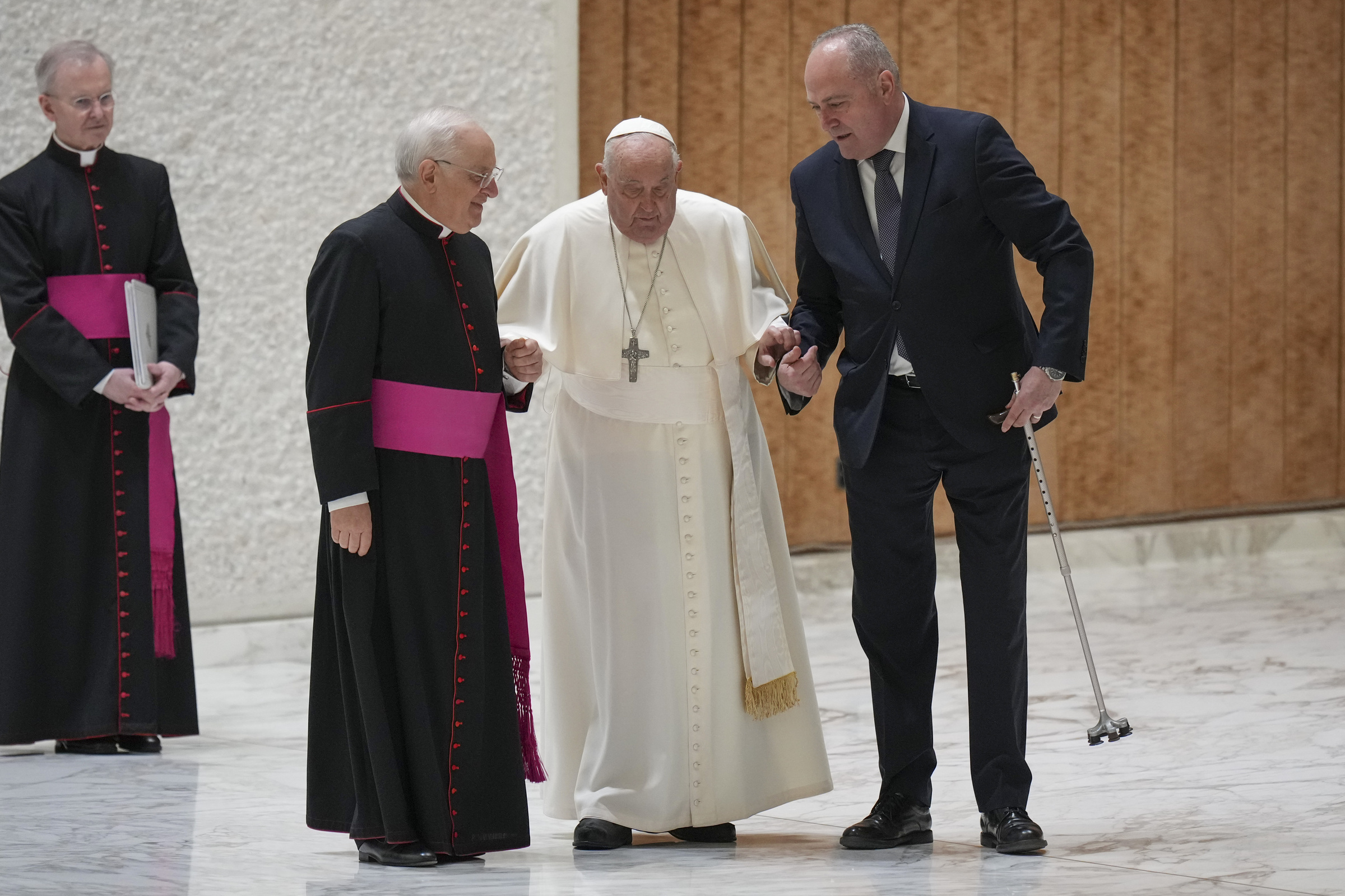 Vaticano, imprevisto per Papa Francesco: si rompe il bastone Vaticano, imprevisto per Papa Francesco: si rompe il bastone