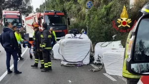 Salerno, tir perde carico di ecoballe: travolto gruppo di ciclisti, un morto e un ferito