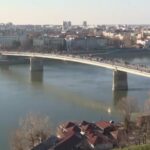 Serbia, decine di migliaia di persone bloccano tre ponti a Novi Sad