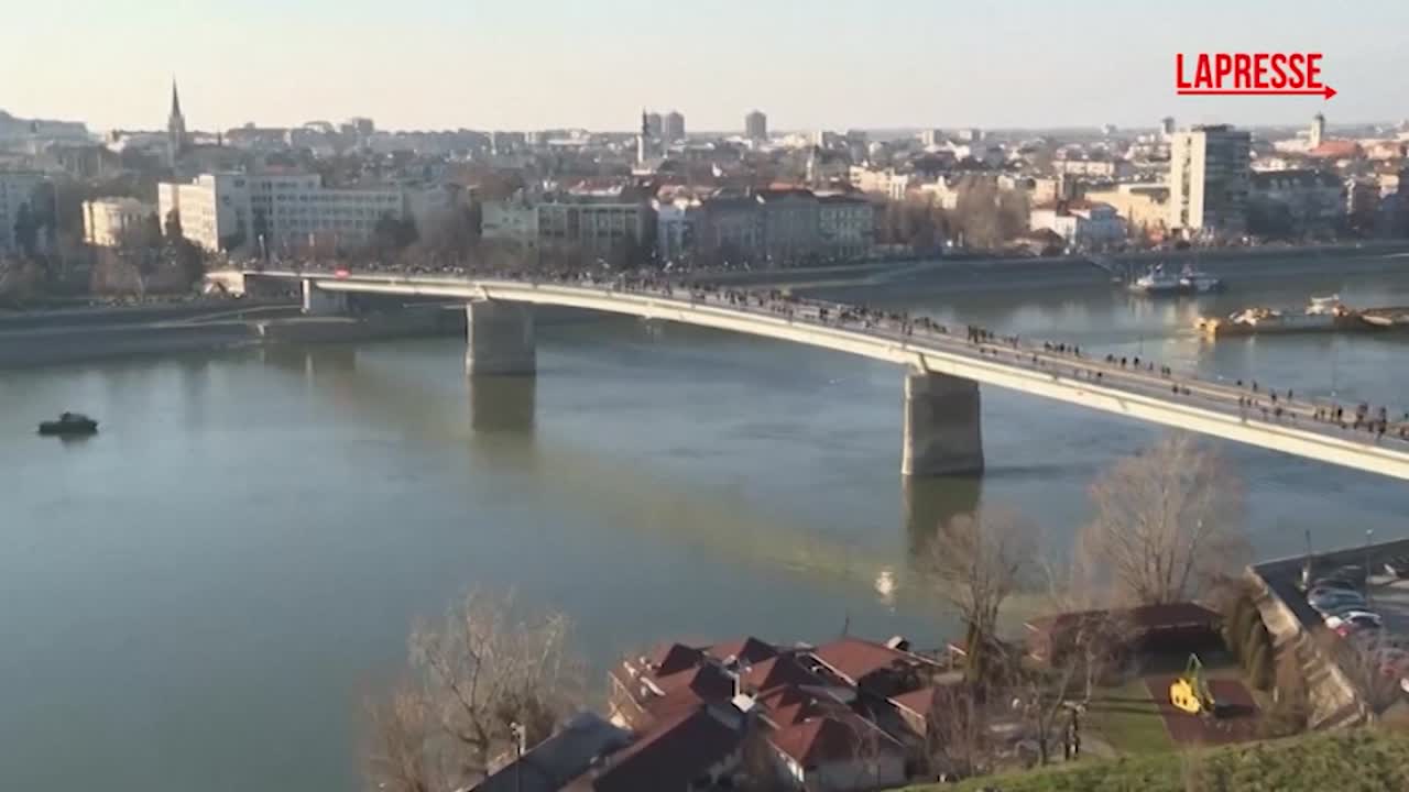 Serbia, decine di migliaia di persone bloccano tre ponti a Novi Sad