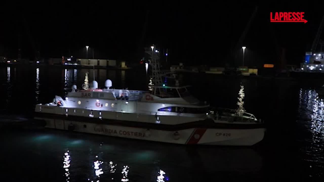 L’arrivo a Bari della nave della Guardia Costiera con a bordo i 43 Migranti provenienti dall’Albania