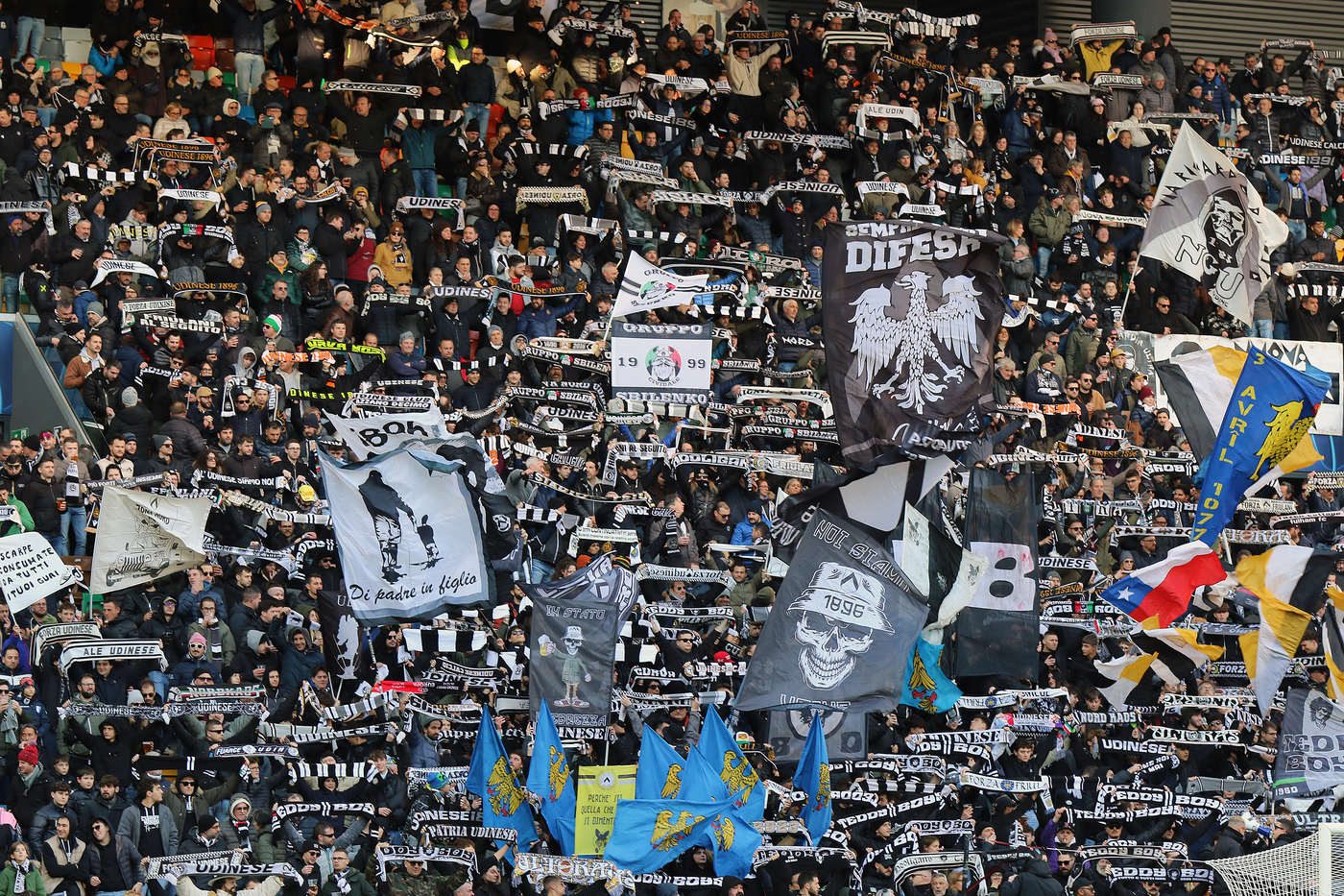 Assalto dei tifosi dell’Udinese a un treno con a bordo i supporter del Venezia