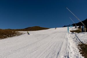 Piste da sci aperte grazie all’innevamento artificiale ad Artesina Ski (Cuneo)