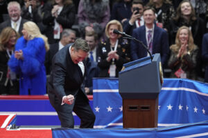 Elon Musk sul palco alla parata inaugurale presidenziale al coperto a Washington