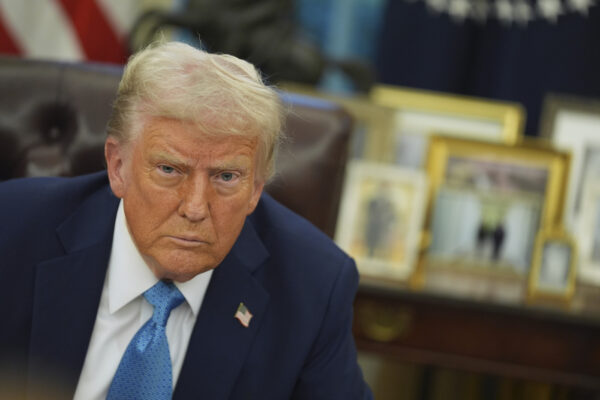 Presidente Donald Trump firma ordini esecutivi