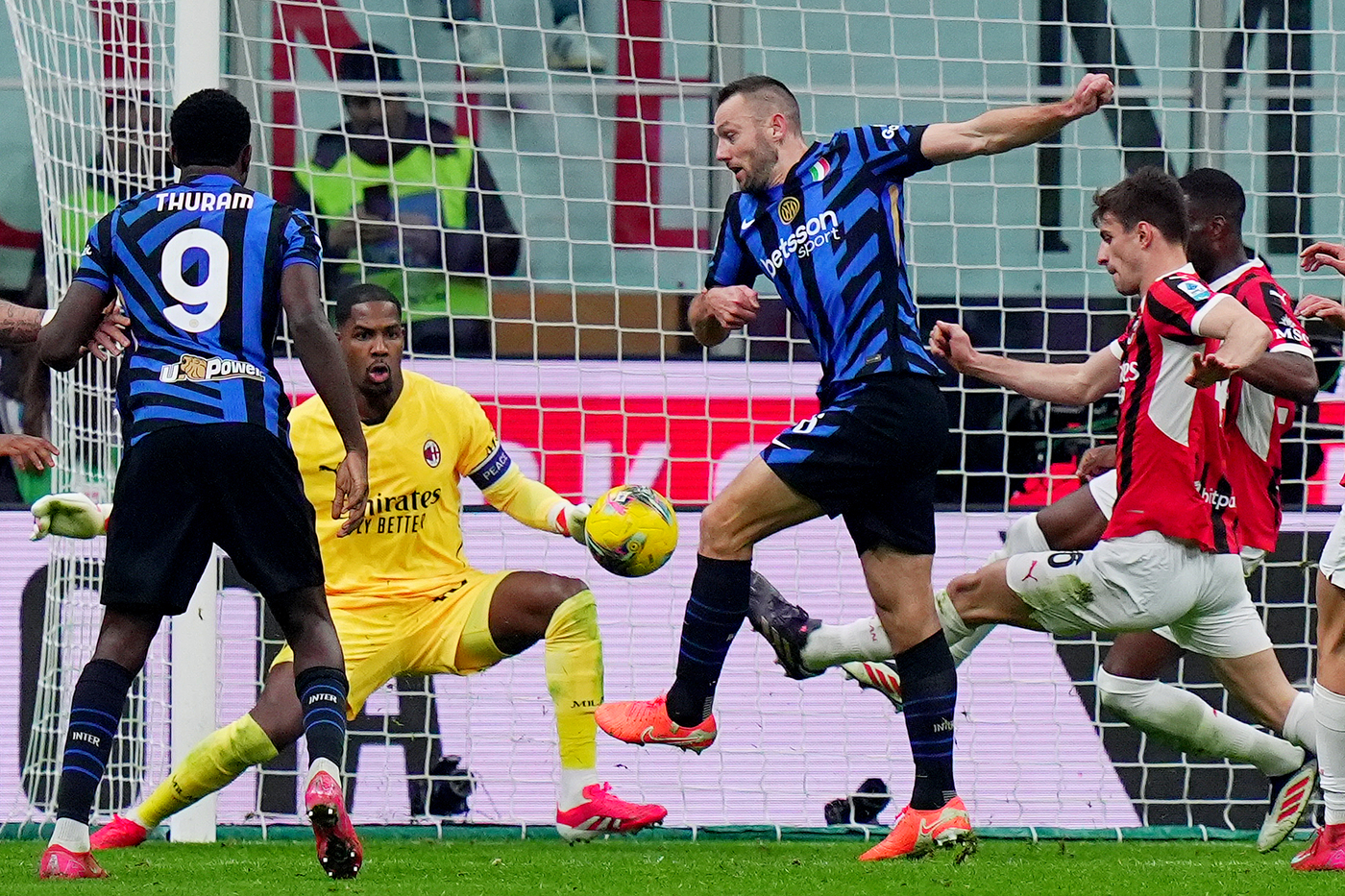 Milan Inter 1 1: De Vrij salva i nerazzurri nel recupero