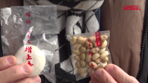 Giappone, lancio di fagioli e dolci di riso: il tradizionale evento in un tempio di Tokyo