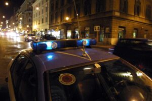 UNA VOLANTE DURANTE UN CONTROLLO IN VIA NAZIONALE A ROMA
