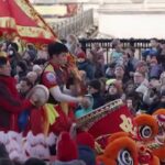 Capodanno cinese a Londra, in migliaia assistono allo spettacolo