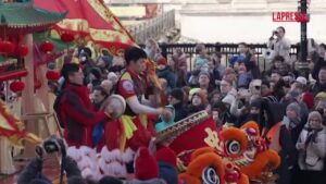 Capodanno cinese a Londra, in migliaia assistono allo spettacolo