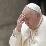Papa Francesco ha seguito la messa in tv: condizioni stazionarie