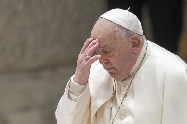 Papa Francesco arriva per l'udienza giubilare nell'aula Paolo VI in Vaticano.