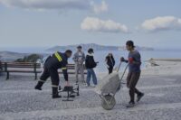 Sciame sismico a Santorini redidenti organizzano tendopoli