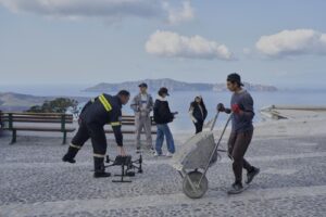 Sciame sismico a Santorini redidenti organizzano tendopoli