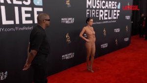 Grammy Awards 2025, Bianca Censori nuda sul red carpet col marito Kanye West