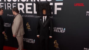 Grammy 2025, il bizzarro outfit di Jaden Smith