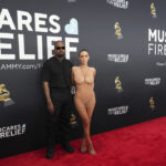 Bianca Censori nuda ai Grammy 2025, la moglie di Kanye West con l’abito invisibile sul red carpet